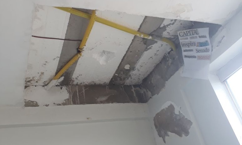 Sala de aula no ParanoÃ¡, no DF, sofre com goteiras (Foto: Arquivo pessoal)