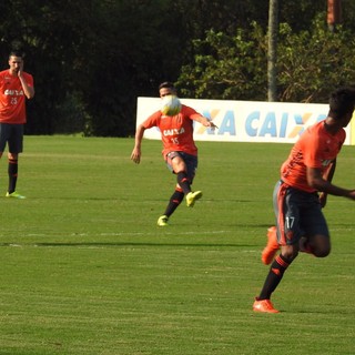 Passe de calcanhar e movimentação: Diego vai bem em jogo-treino no Fla