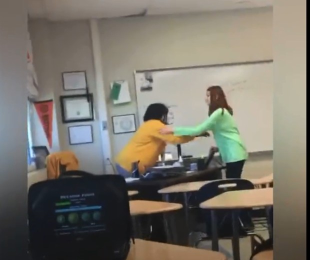 Vídeo mostra estudante branca agredindo professora negra dentro de sala de aula (Foto: Reprodução/Twitter/SmashDaTopic)