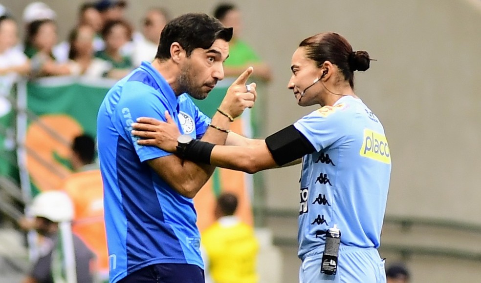 Abel Ferreira e Edna Alves conversam em Palmeiras 0 x 0 São Paulo — Foto: Marcos Ribolli