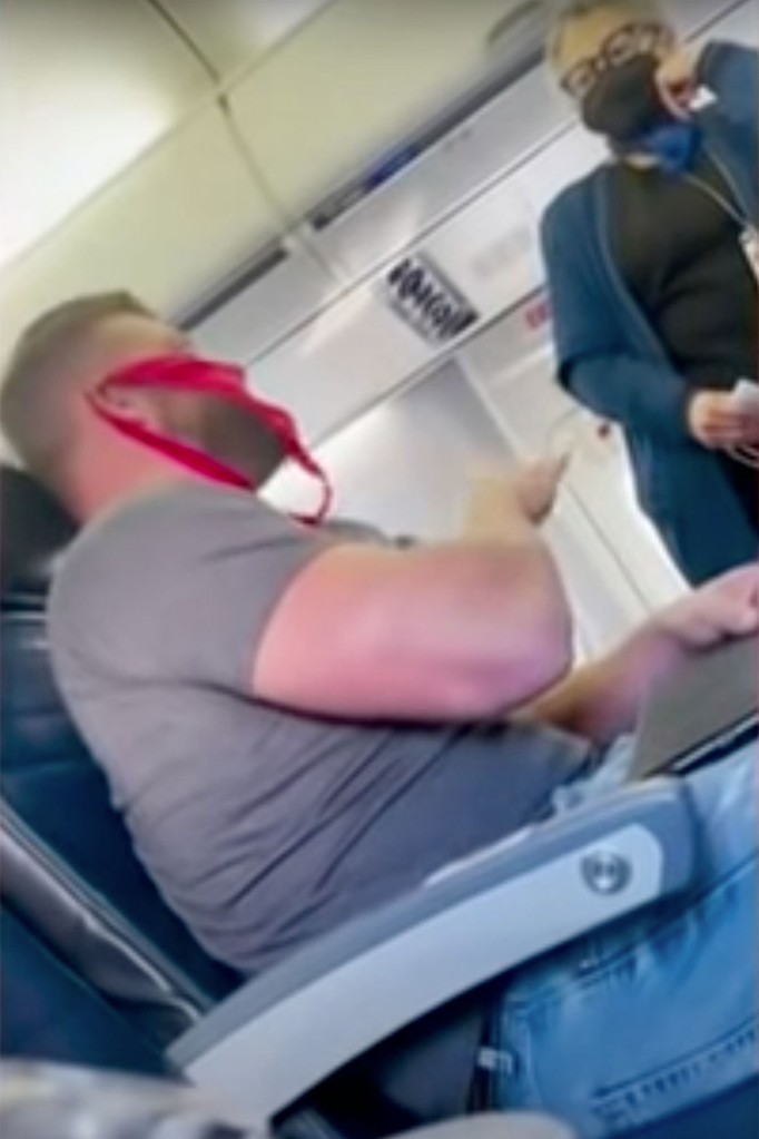 Adam Jenne foi expulso de voo por usar uma calcinha vermelha como máscara (Foto: Reprodução YouTube)
