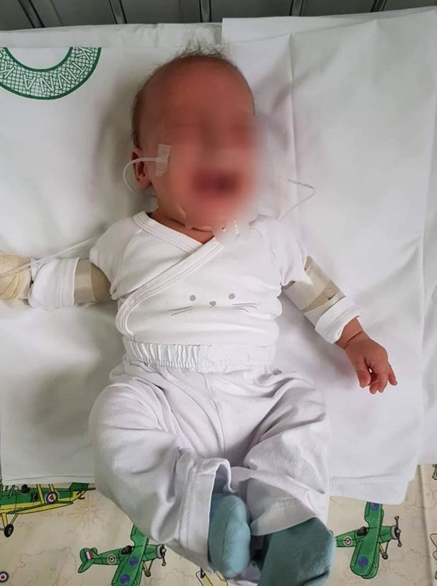 Bebê no hospital (Foto: Reprodução Facebook)