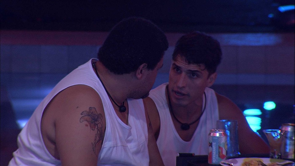 Babu e Felipe conversam sobre formação do Paredão — Foto: Globo