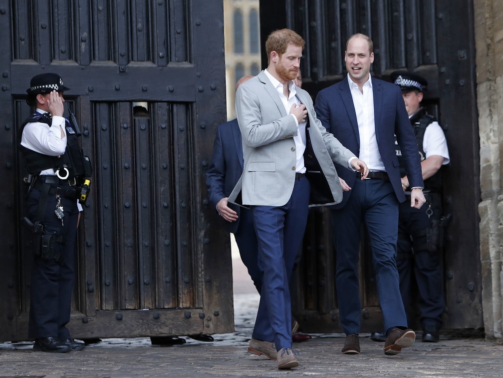 Príncipes Harry e William saindo do Castelo de Windsor na véspera do casamento real (Foto: Alastair Grant/AP)