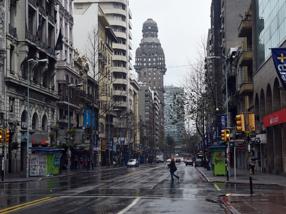 A Avenida 18 de Julio, a principal de Montevidéu, fica praticamente vazia durante greve geral (Foto: AFP Photo/Miguel Rojo)