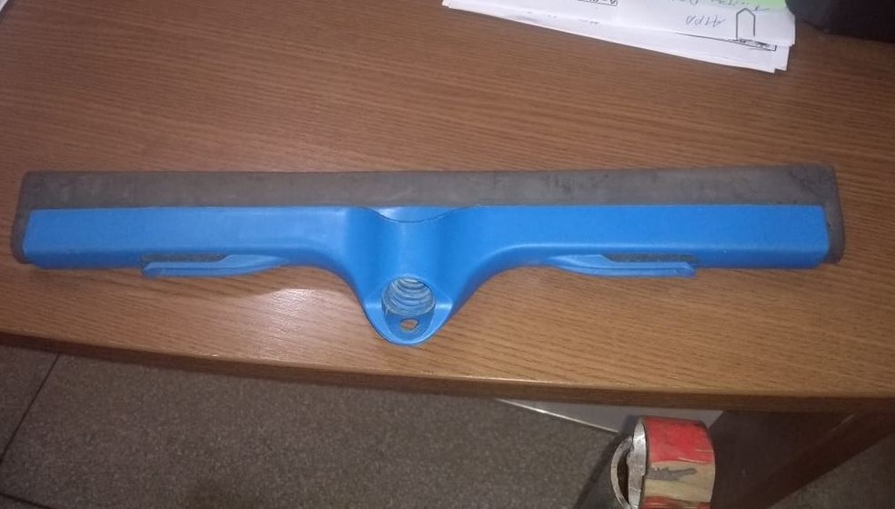 Homem bateu na criança com um rodo, segundo a polícia — Foto: Divulgação