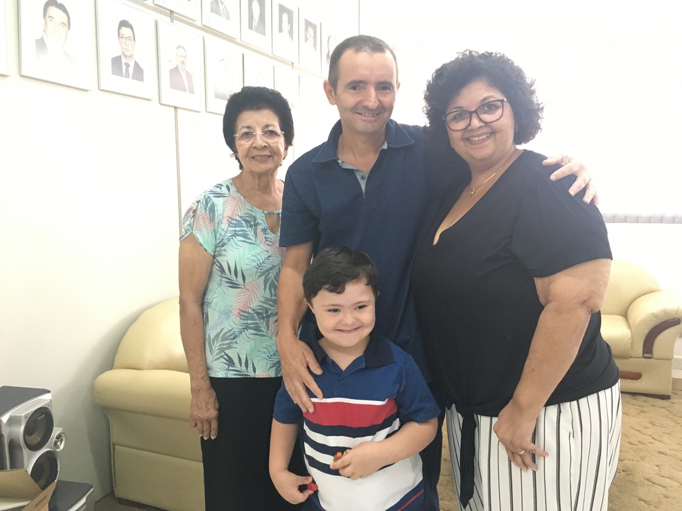 Helena, avó de Lucas, os pais Manoel e Heliane, e o pequeno Lucas — Foto: Aline Costa/G1