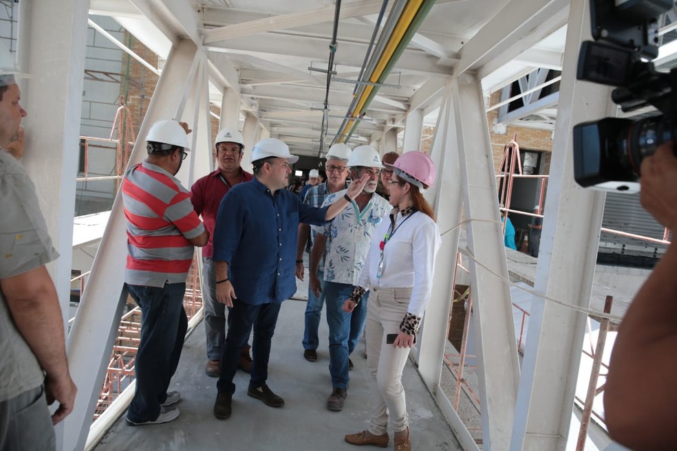 Roberto Cláudio visita obras de ampliação do IJF — Foto: José Leomar/SVM