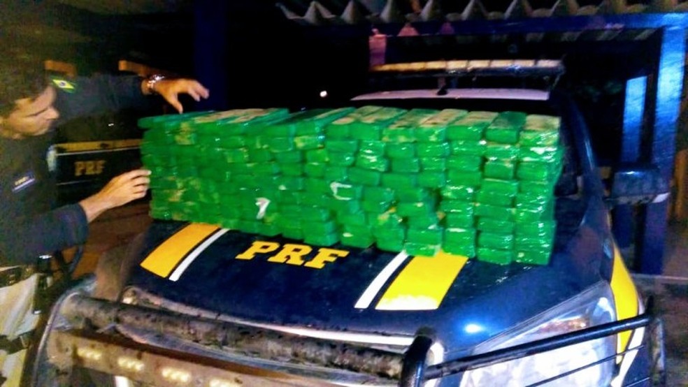 Dois homens sÃ£o presos apÃ³s serem flagrados transportando quase 100 Kg de maconha em carro na Bahia â€” Foto: DivulgaÃ§Ã£o/PRF