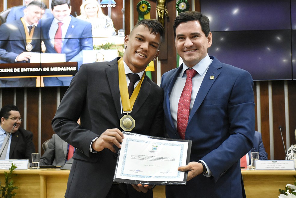 Gabriel Veron recebe honraria Assembleia Legislativa do RN — Foto: João Gilberto