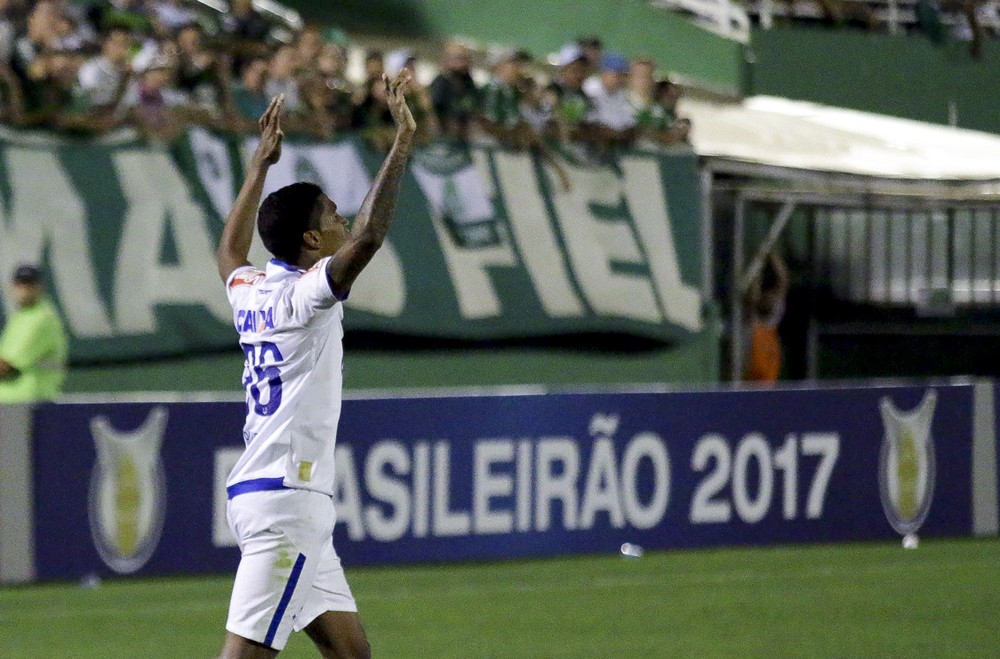 Análise: de olho na final da Copa BR, Mano escala Raniel, que dá resposta imediata