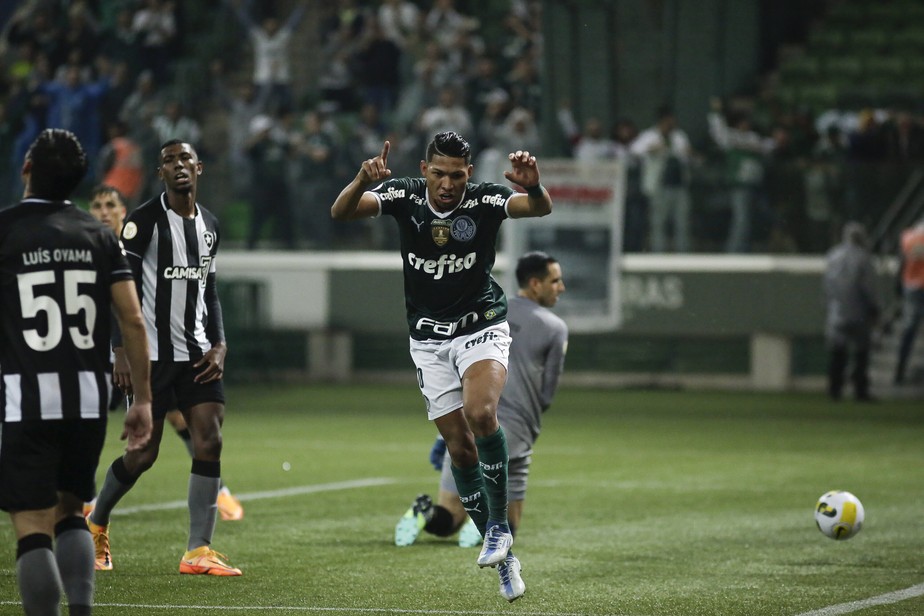 Rony comemora primeiro gol contra o Botafogo