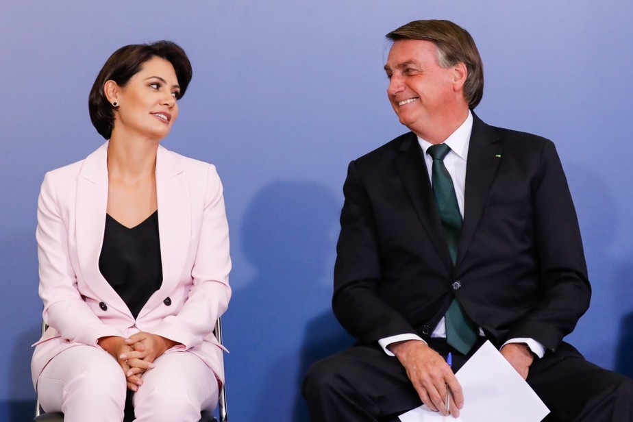 Michelle e Jair Bolsonaro durante evento de governo em julho do ano passado