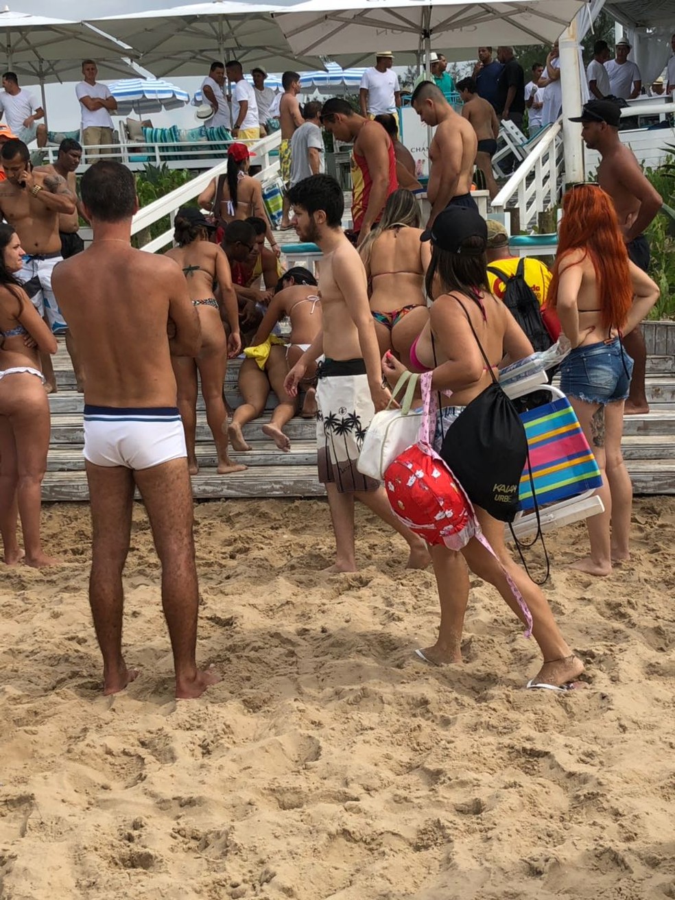 Mulher foi baleada na Praia da Reserva, na Zona Oeste do Rio (Foto: Reprodução/WhatsApp)