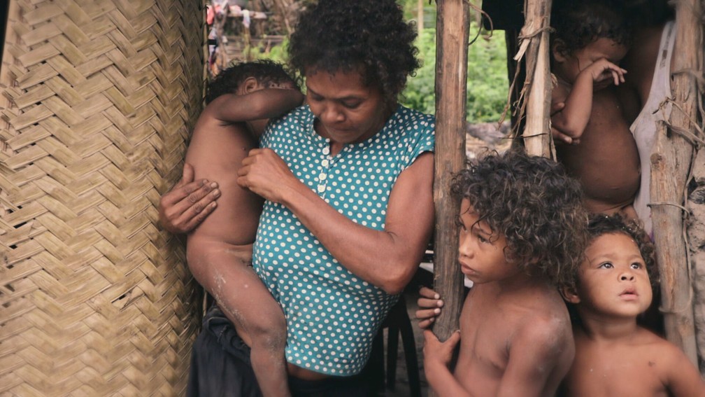 Mãe com os filhos - família vive em situação de extrema pobreza — Foto: Profissão Repórter