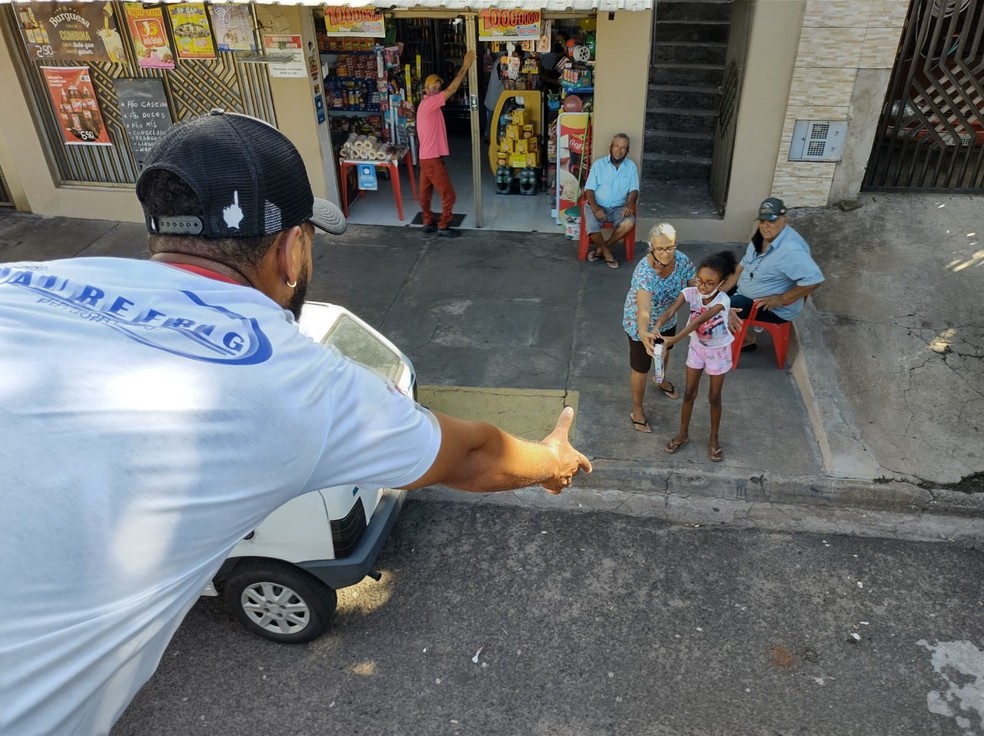 Distribuição dos brinquedos foi feita em comemoração ao Natal — Foto: Stephanie Fonseca/g1