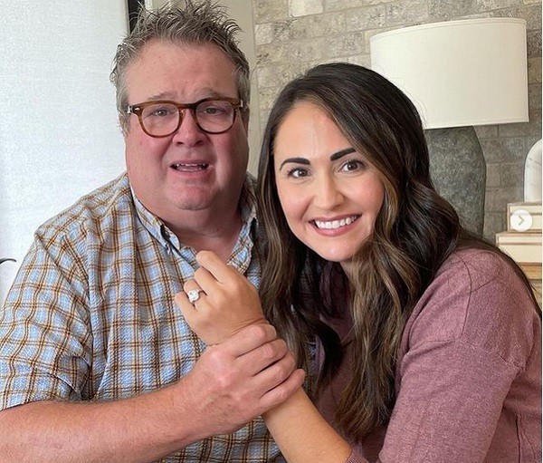 O ator Eric Stonestreet mostrando a aliança de noivado dada por ele para a enfermeira pediátrica Lindsay Schweitzer (Foto: Instagram)