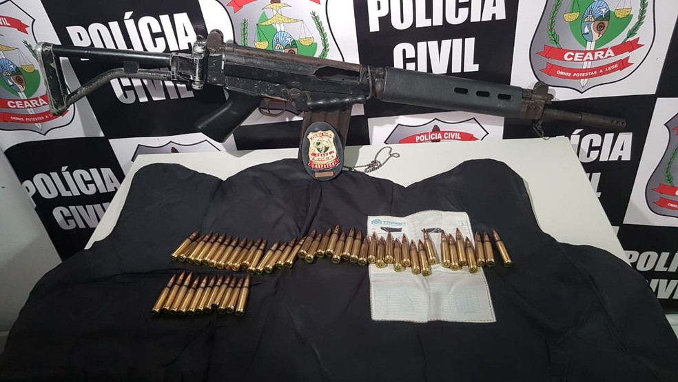 Fuzil e muniÃ§Ãµes calibre 556 apreendidos no Bairro Quintinho Cunha. â€” Foto: DivulgaÃ§Ã£o/SSPDS