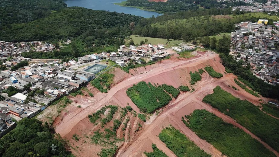 Loteamento clandestino de facção ao lado da represa de Guarapiranga, em São Paulo