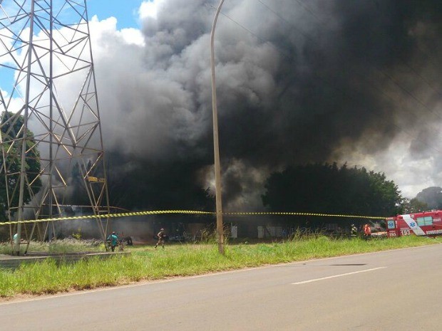 Incêndio atinge fábrica de piscinas em Campo Grande, dizem bombeiros (Foto: Fabiano Arruda/G1 MS)
