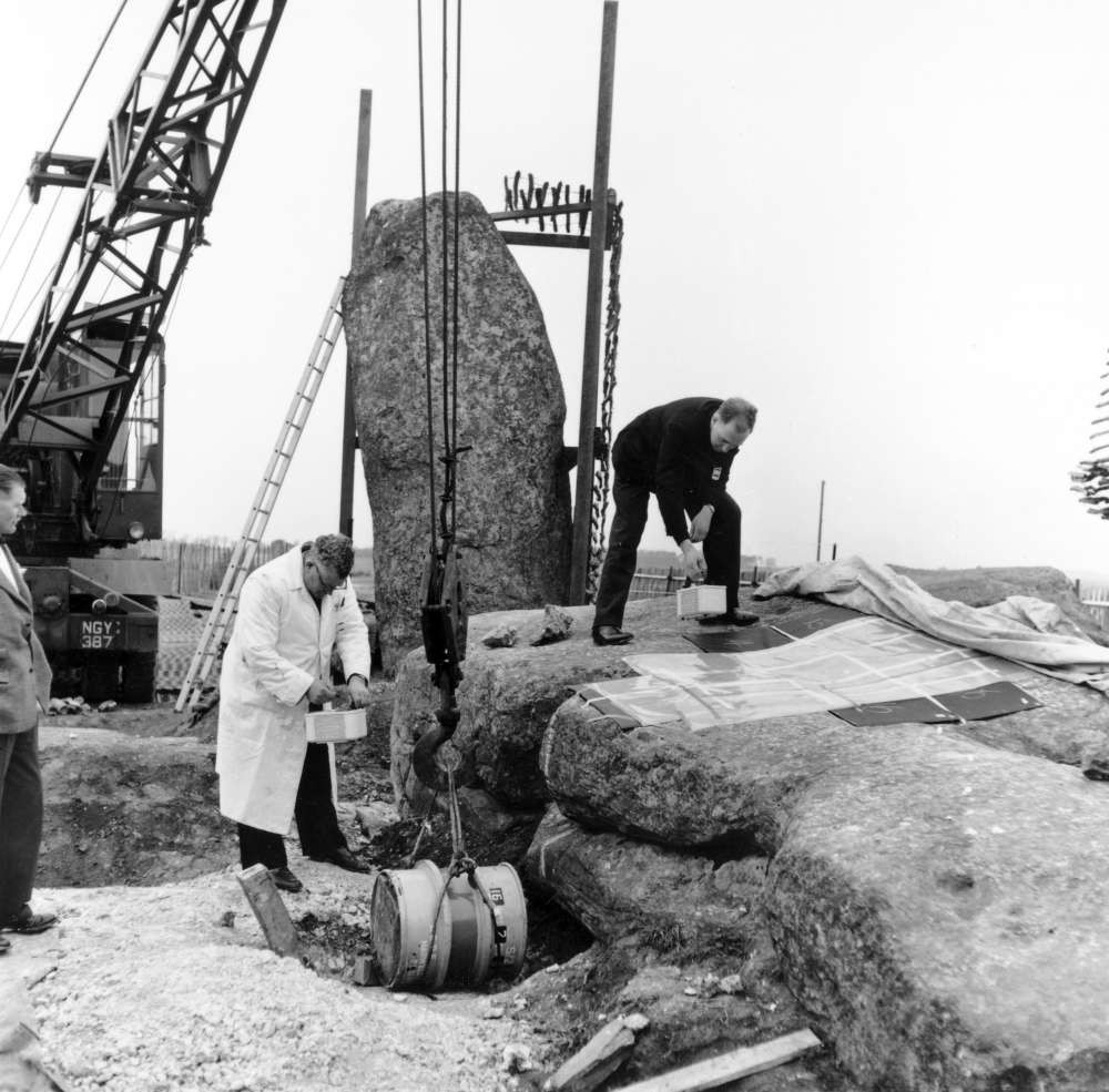 Arqueólogos trabalham para reerguer o Stonehenge  (Foto: English Heritage)