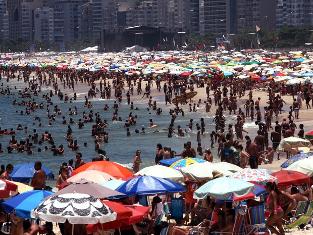 Com calor desta véspera de Ano Novo, Praia de Copacabana ficou lotada (Foto: Severino Silva/Agência O Dia/Estadão Conteúdo )