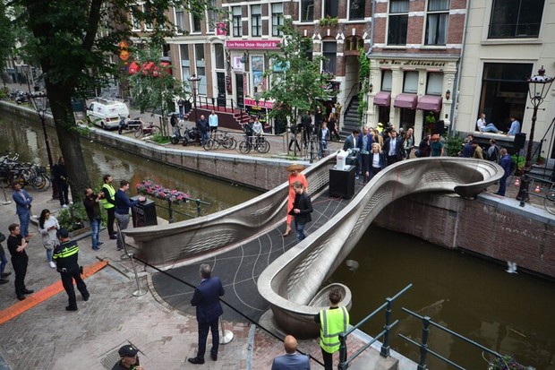 Primeira ponte de aço impressa em 3D é inaugurada em canal de Amsterdã (Foto: Divulgação)