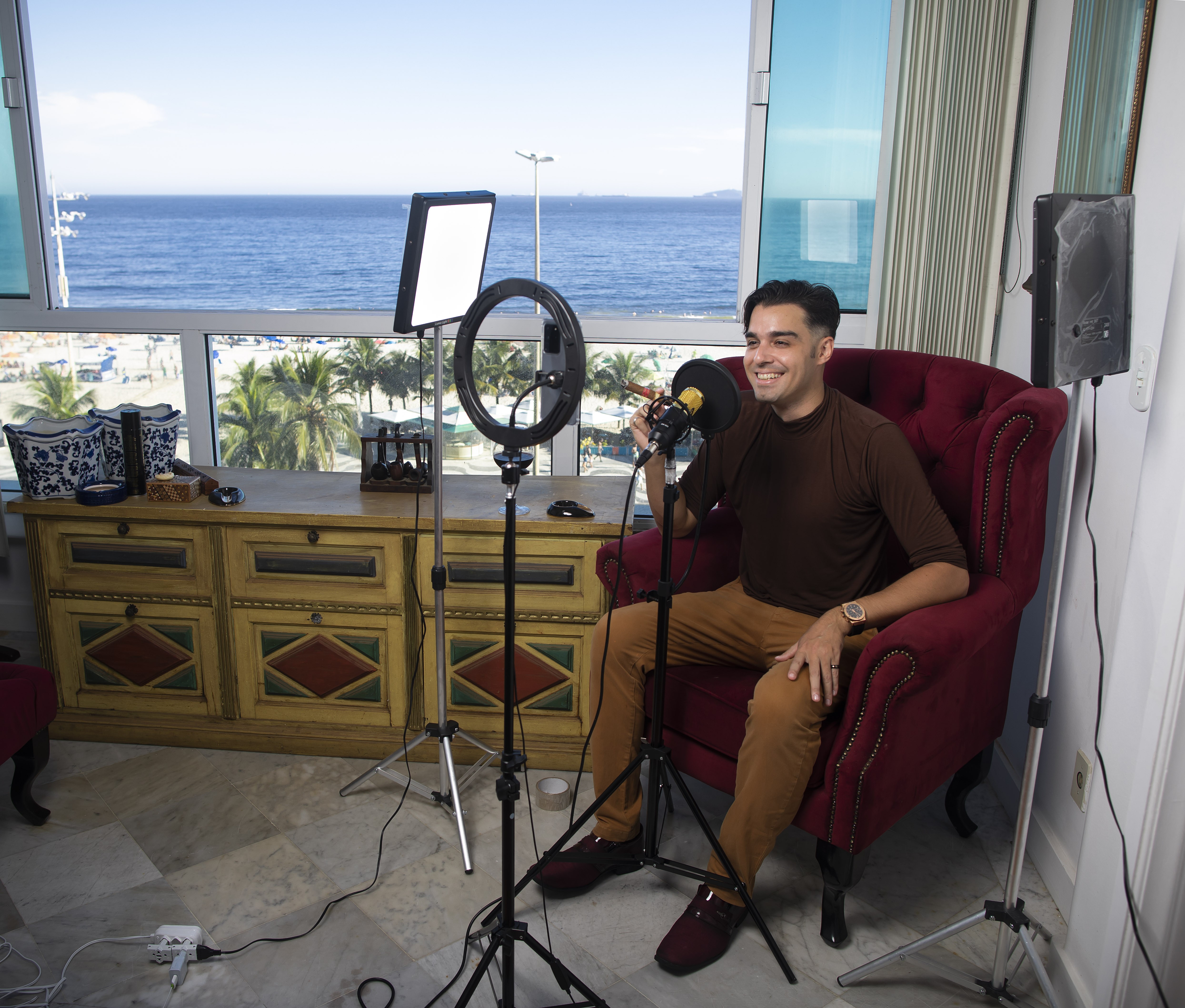 Cantor Eron Falbo faz sucesso com talk show na web (Foto: André Luiz Mello/Divulgação)