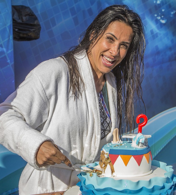 Scheila Carvalho corta o seu bolo de aniversário, feliz da vida (Foto: Artur Meninea / Gshow)