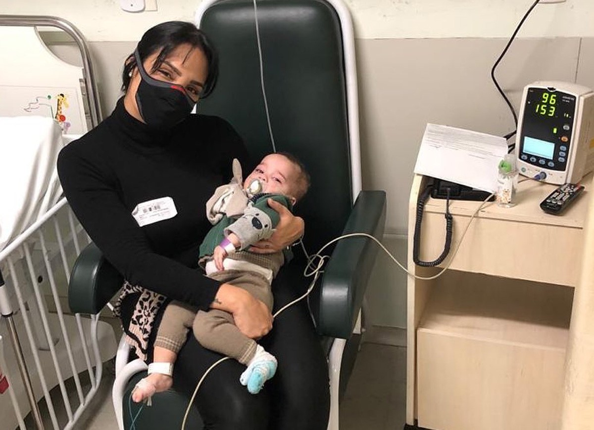 Mayara Motti com o filho Benício no hospital (Foto: Reprodução/Instagram)