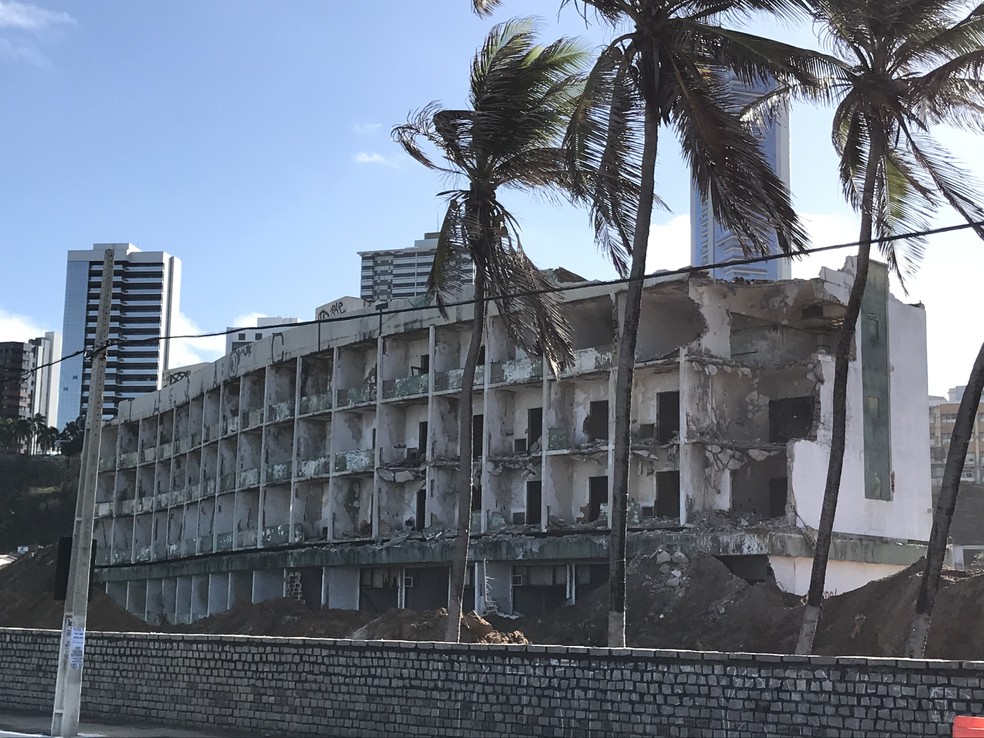 Hotel está sendo demolido em Natal — Foto: Leonardo Erys/G1
