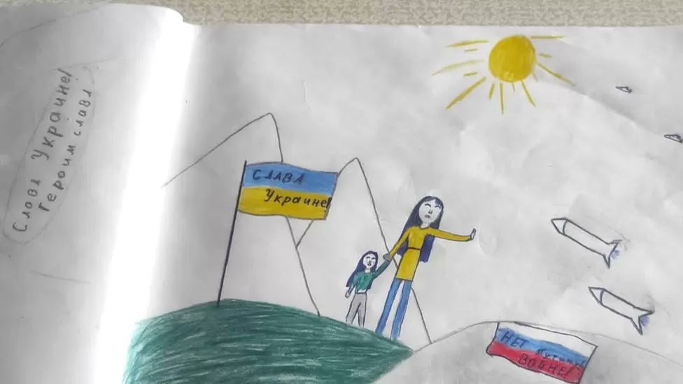 Pai de menina russa que fez desenho contra guerra é condenado a dois anos de prisão na Rússia