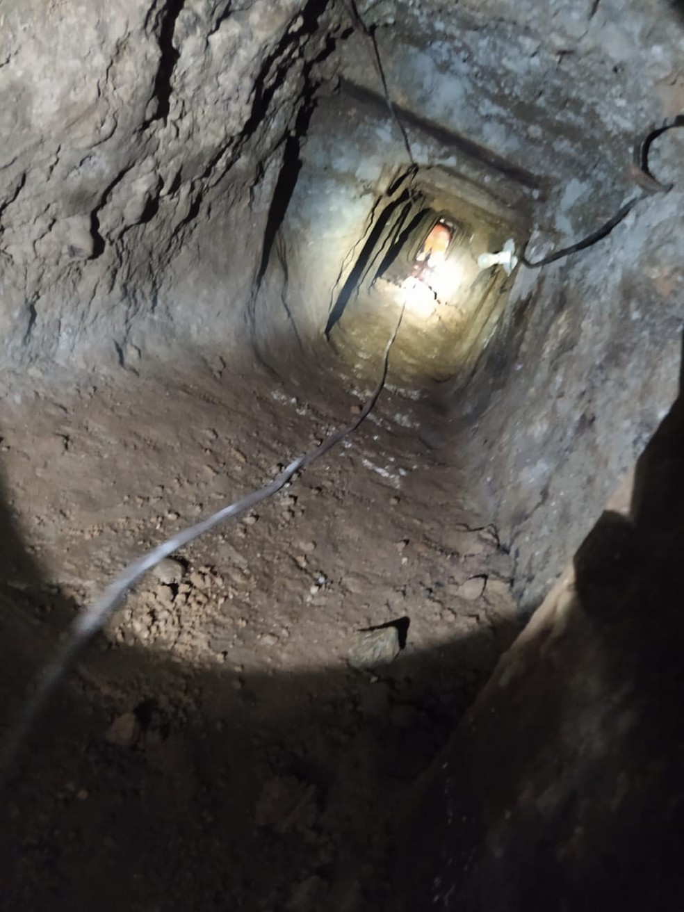 Túnel de pelo menos 40 metros é descoberto próximo a área de bancos em Poços de Caldas — Foto: G1 EPTV