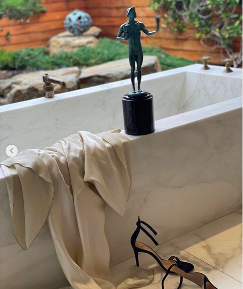 O troféu vencido por Jennifer Aniston no SAG Awards 2020 em uma das banheiras instaladas na mansão de 88 milhões de reais da atriz (Foto: Instagram)