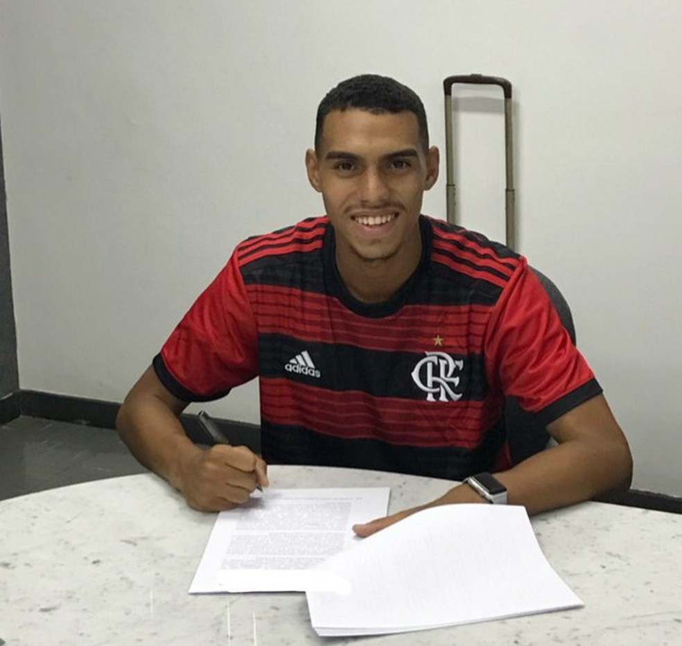 Matheusinho assinou com o Flamengo  — Foto: Reprodução