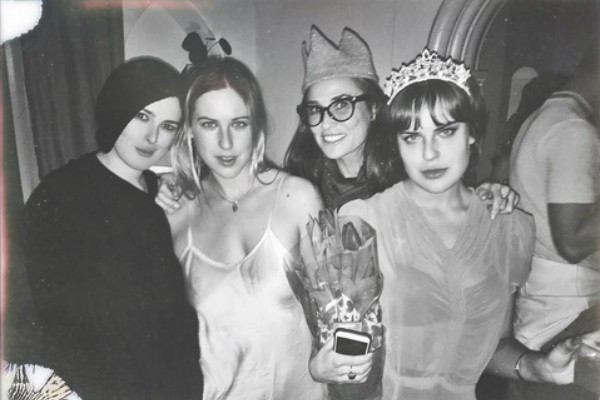 A atriz Demi Moore com as filhas: Rumer, Scout e Tallulah (Foto: Instagram)