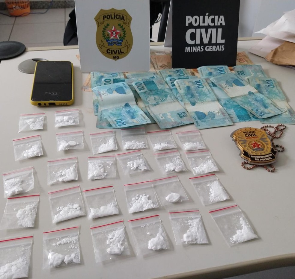 Papelotes de cocaína foram apreendidos com a motorista de aplicativo presa por suspeita de tráfico de drogas em Pouso Alegre (MG) — Foto: Divugação/Polícia Civil