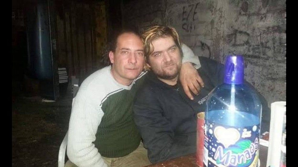 Os gêmeos Jorge Elkin e Ricardo David Luján: 'Nós somos muito parecidos. Mas nossas certidões têm informações diferentes' — Foto: Arquivo Pessoal/Via BBC