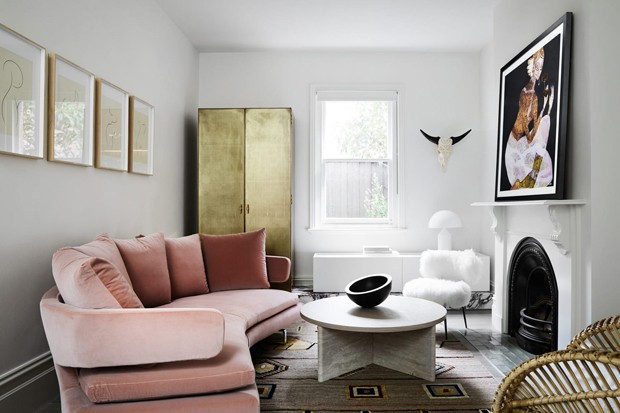 Décor do dia: sofá de veludo rosa e armário dourado na sala de estar (Foto: Sharyn Cairns)