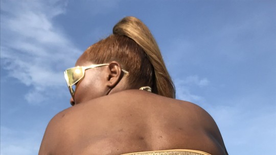 Gaby Amarantos toma sol de biquíni fio-dental: "Dourada"