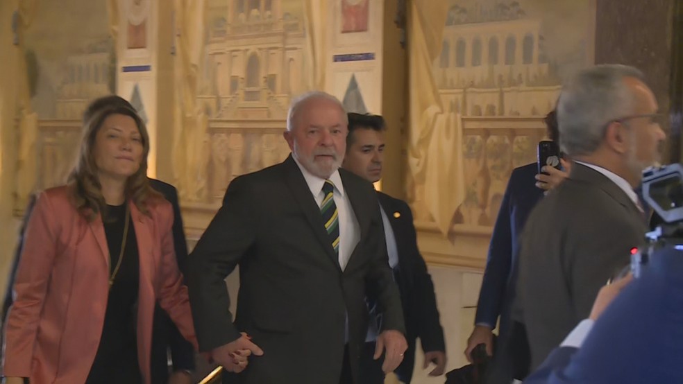 O presidente Lula e a primeira-dama, Janja, desembarcaram na Espanha nesta terça-feira (25) — Foto: Reprodução TV Globo