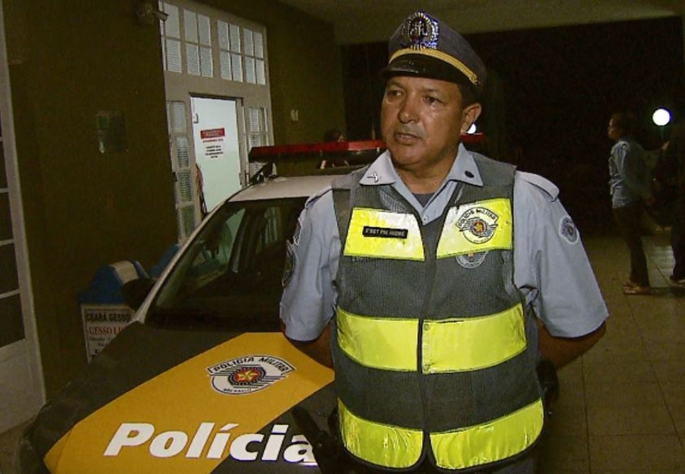 Polícia Rodoviária esteve no local para auxiliar na sinalização — Foto: Ely Venancio/EPTV
