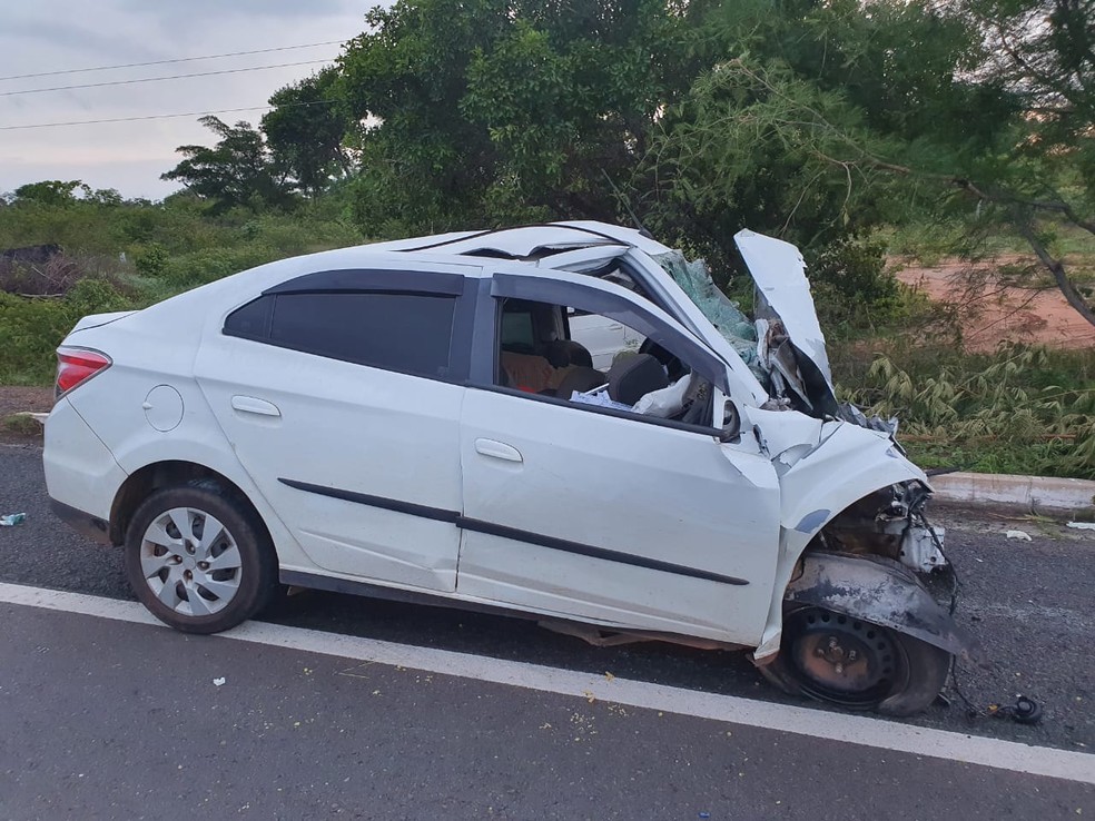 Condutor do carro morreu no local do acidente, BR-316 em Valença do Piauí — Foto: Divulgação/PRF
