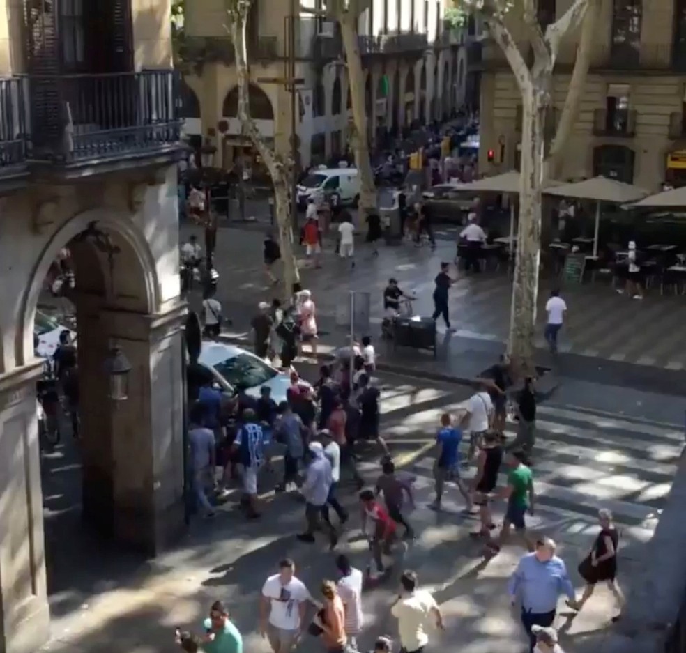 Pessoas fogem do local onde van atropelou pedestres em Las Ramblas, Barcelona   (Foto: McKenzie Tavoda/via REUTERS)