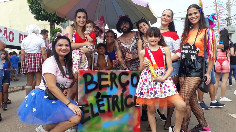 Família leva "berço elétrico" ao BVQQ como forma de incluir as crianças no carnaval com segurança e conforto — Foto: Pedro Bentes/G1