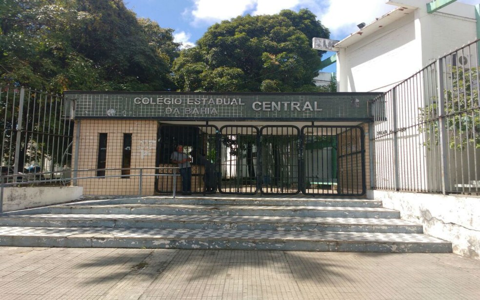 Colégio Central com portões fechados em Salvador — Foto: Natally Accioli/G1