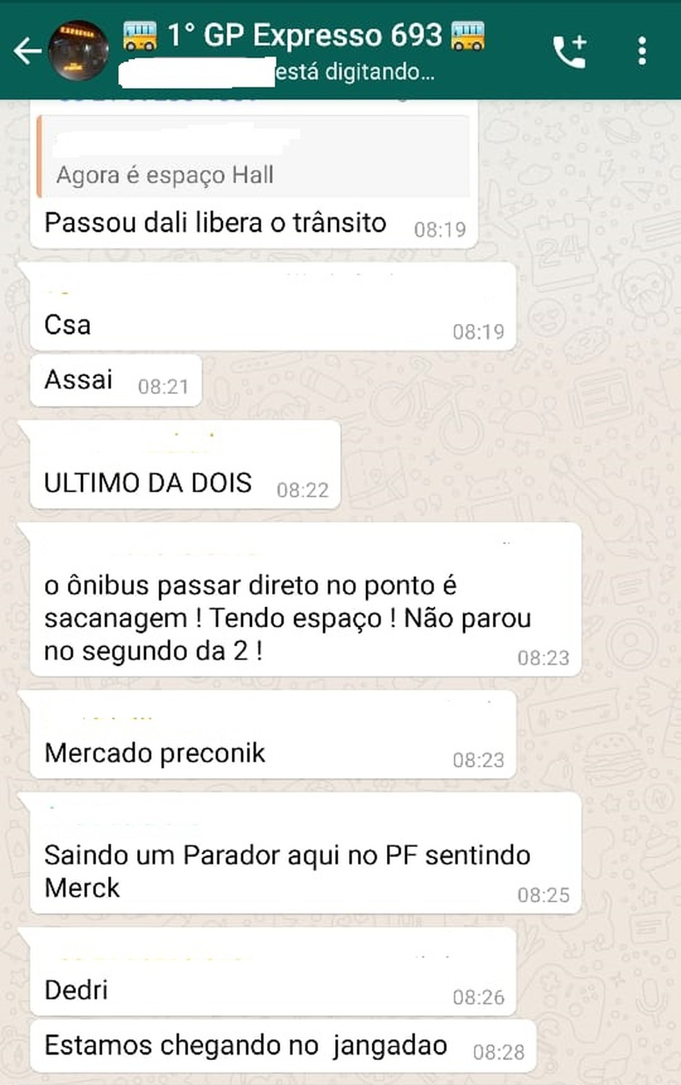 Mensagens informando detalhes dos trajetos de cada ônibus da linha têm ajudado passageiros que podem se programar melhor para pegar o coletivo — Foto: G1 Rio