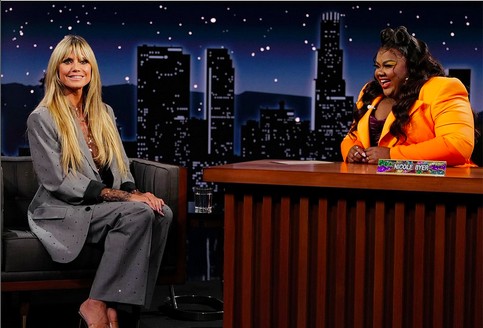 A modelo alemã Heidi Klum sendo entrevistada pela comediante Nicole Byer no programa do apresentador Jimmy Kimmel (Foto: Instagram)