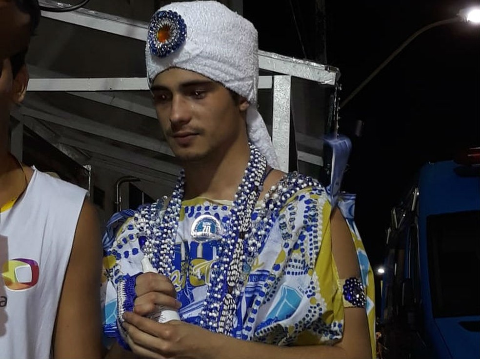 Sucesso em 'Segundo Sol', ator Danilo Mesquita curte carnaval de Salvador com fantasia dos Filhos de Gandhy — Foto: Alan Oliveira/G1