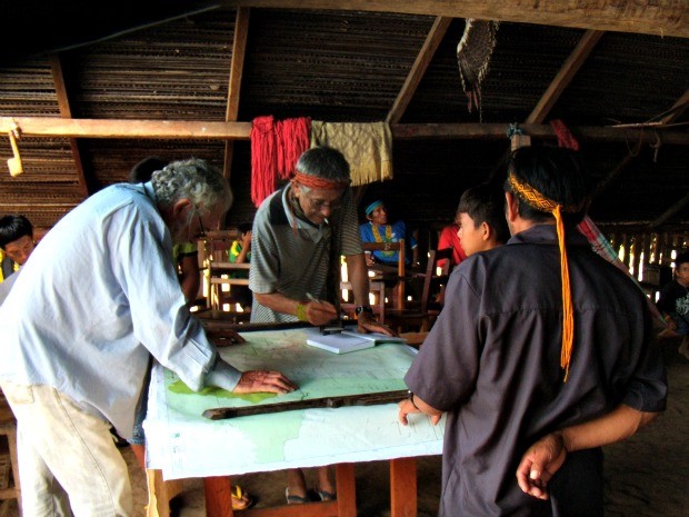 Índigenas ajudam pesquisadores a identificar nos mapas onde foram encontrados vestigios de índios isolados (Foto: Arquivo Pessoal)